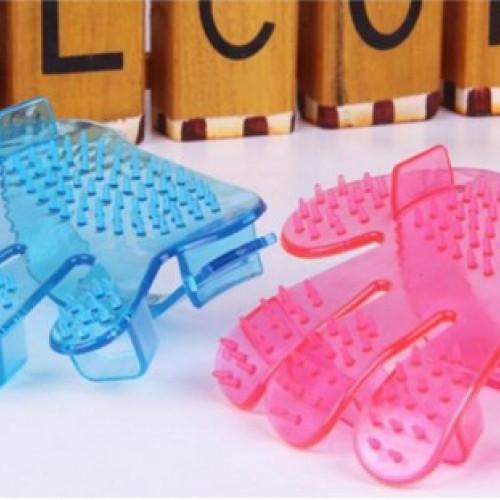 Palm Shaped Pet Cleaning Brush - Image 4